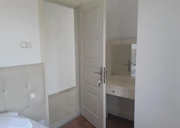 Hera Beach Hotel Gcr מלון *